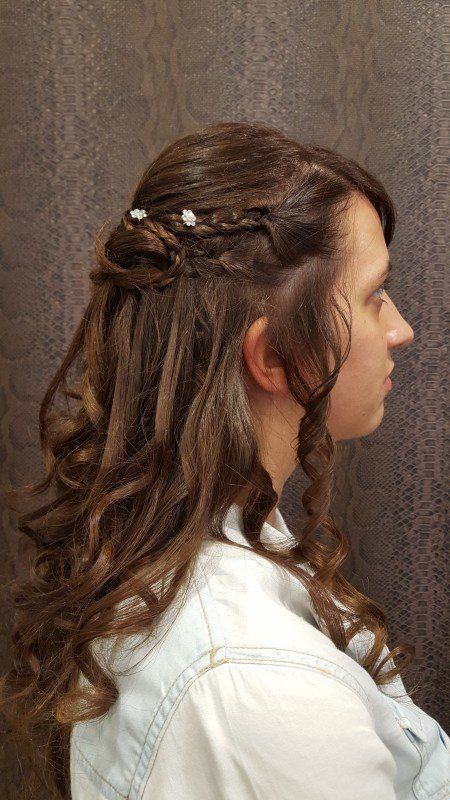 Una mujer con cabello largo lleva un peinado trenzado mitad arriba y mitad abajo.