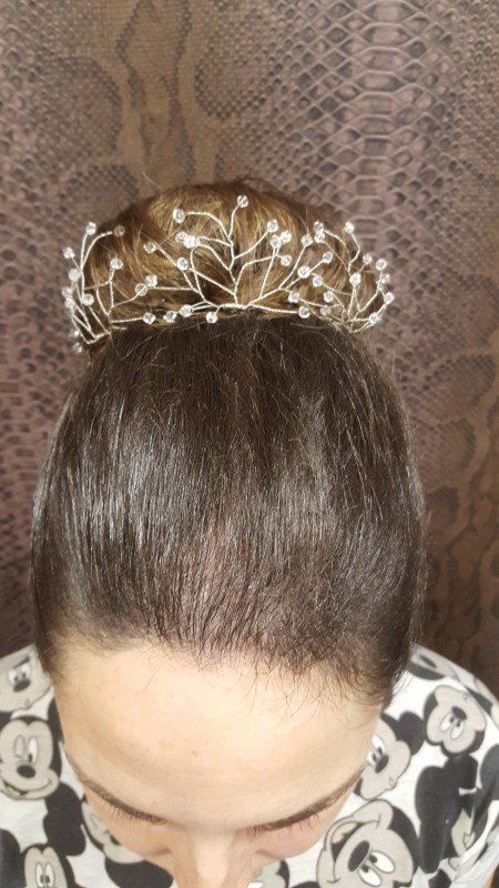 Una mujer lleva una tiara en el pelo.