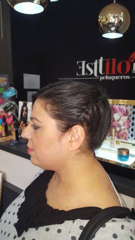 Una mujer está parada frente a un cartel que dice estilo.