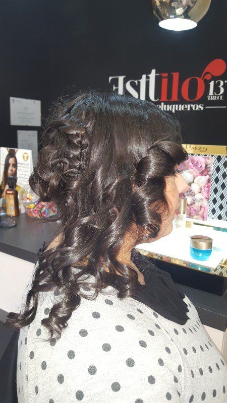 Una mujer se está peinando en un salón.