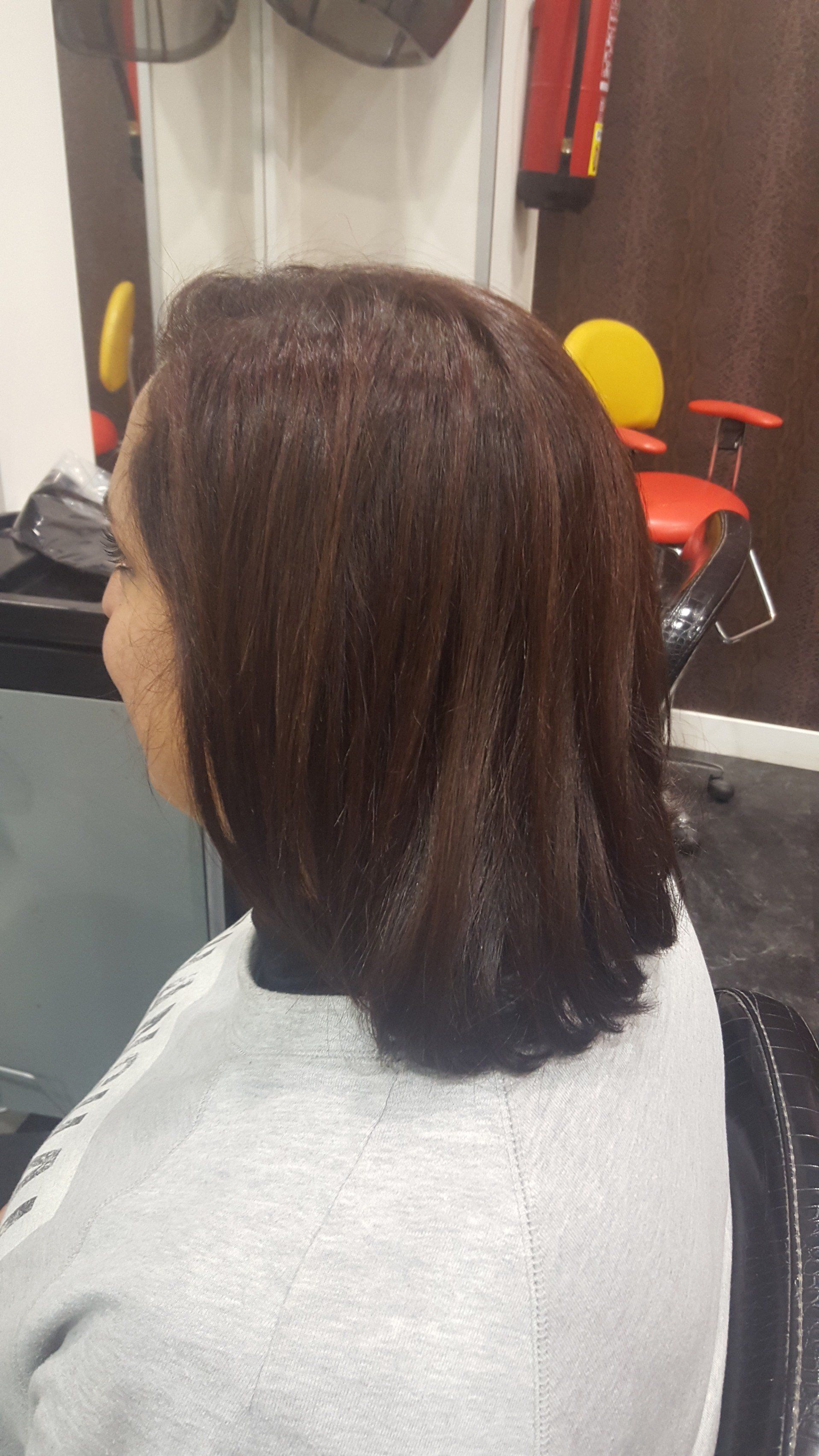 Una mujer se está cortando el pelo en una peluquería.