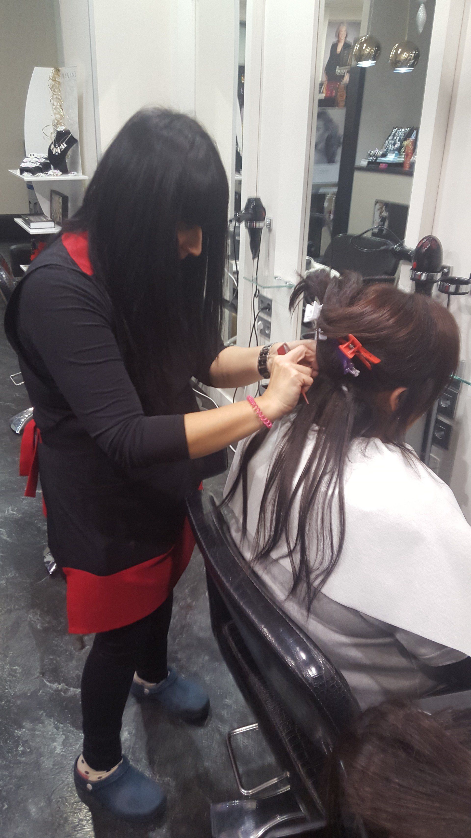 Una mujer se está cortando el pelo en una peluquería.
