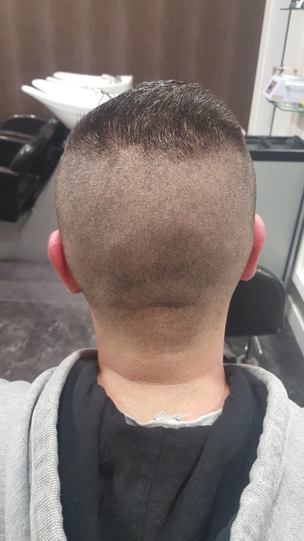 Un hombre se está cortando el pelo en una barbería.