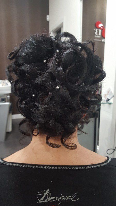 Una mujer se está peinando en un salón.