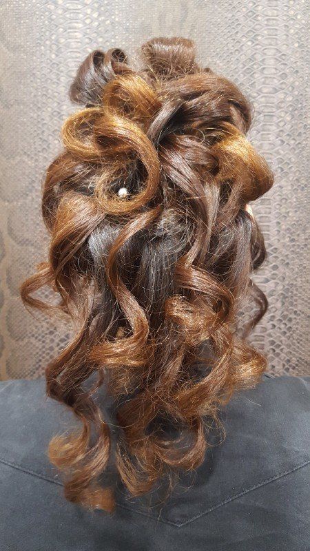 Un primer plano del cabello de una mujer recogido en un moño.