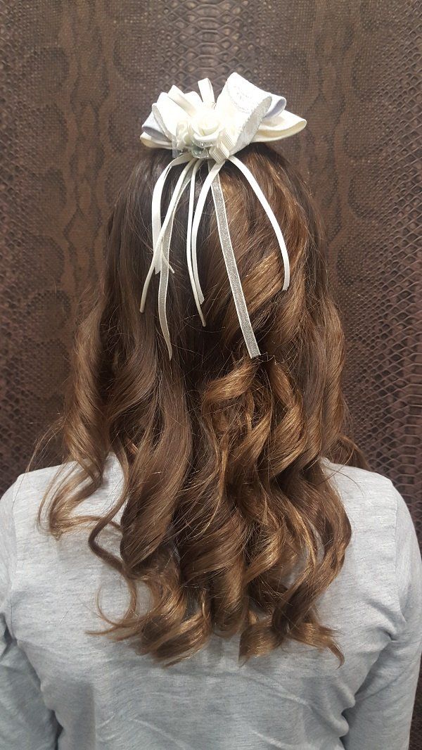 La parte posterior de la cabeza de una mujer con un lazo en el pelo.