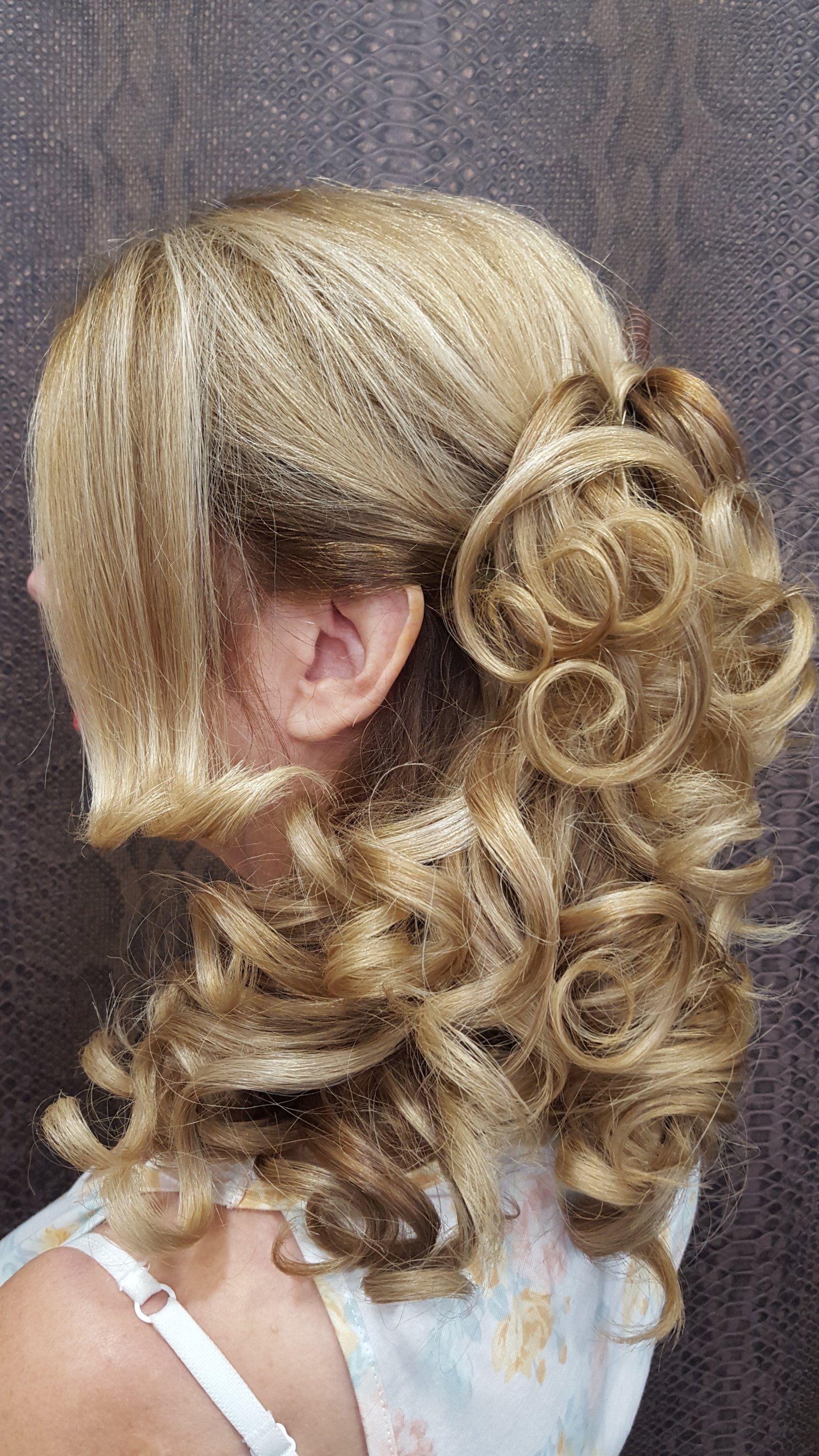 Un primer plano del cabello de una mujer recogido en una cola de caballo.