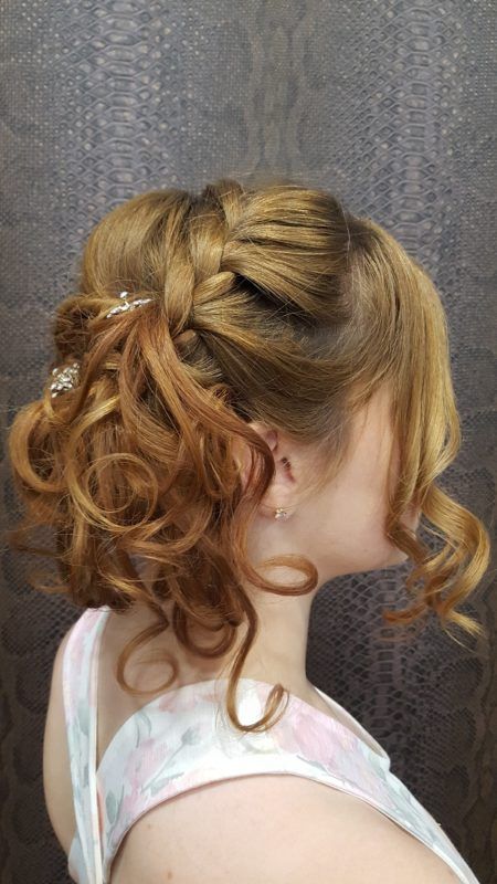 Una mujer lleva el pelo recogido en un moño con una trenza.