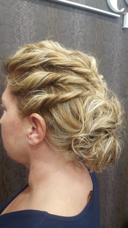 Una mujer lleva el pelo recogido en un moño desordenado.