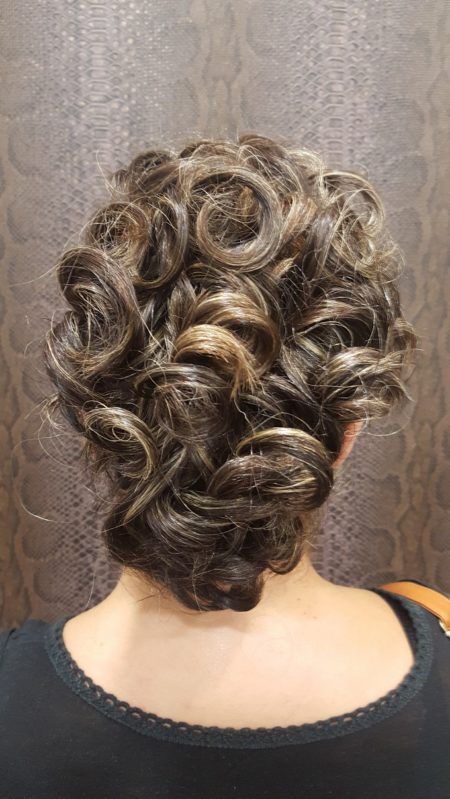 Una mujer lleva el pelo recogido en un moño.