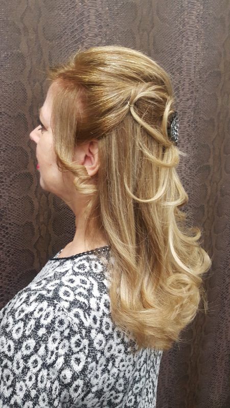 Una mujer con cabello largo y rubio lleva una camisa con estampado de leopardo.