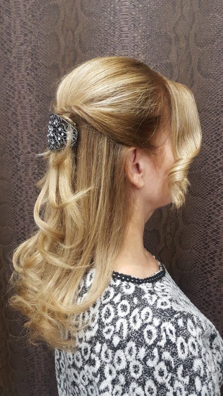 La mujer lleva una camisa con estampado de leopardo y tiene el 