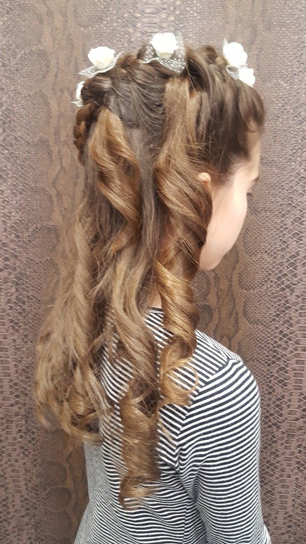 Una niña con pelo largo y flores en el pelo.