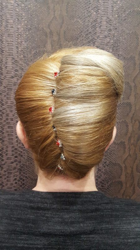 Una mujer lleva el pelo recogido en un moño con cuentas.