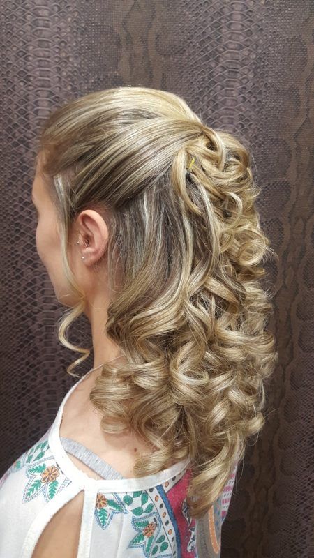 Una mujer lleva el pelo recogido en una cola de caballo mitad arriba y mitad abajo.