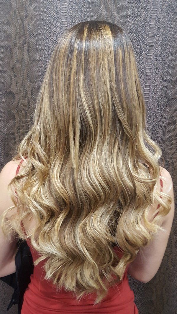 Una mujer con cabello largo y rubio lleva un vestido rojo.