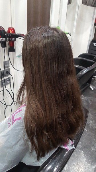 Una mujer se está cortando el pelo en una peluquería.