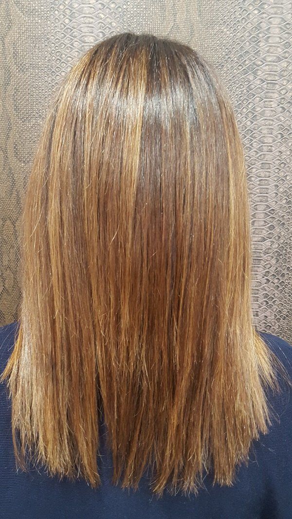 Se muestra en primer plano la parte posterior del cabello de una mujer.