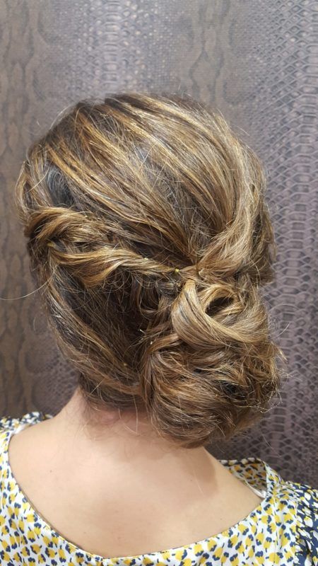 Una mujer lleva el pelo recogido en un moño.