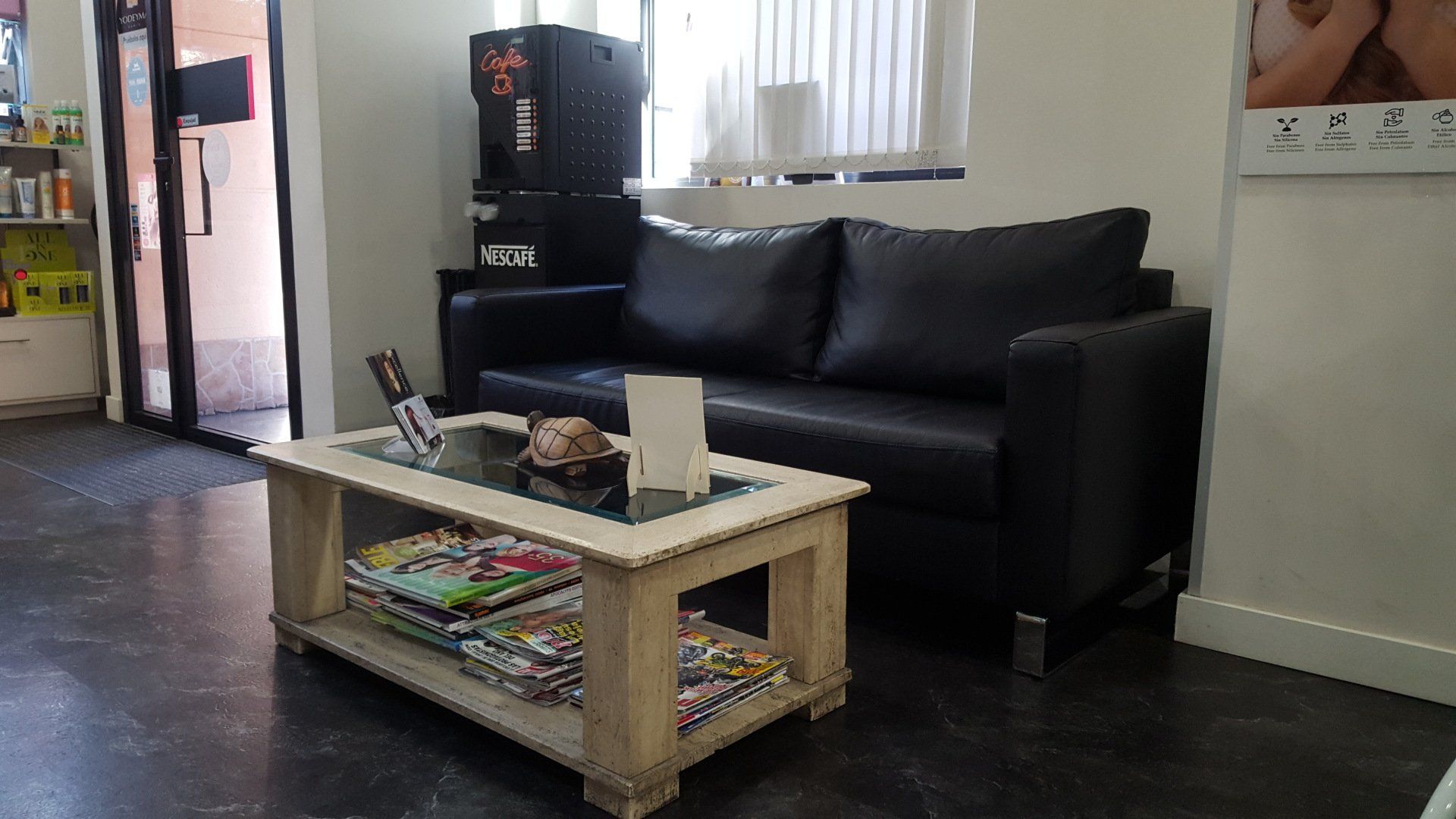Una sala de espera con un sofá y una mesa de café