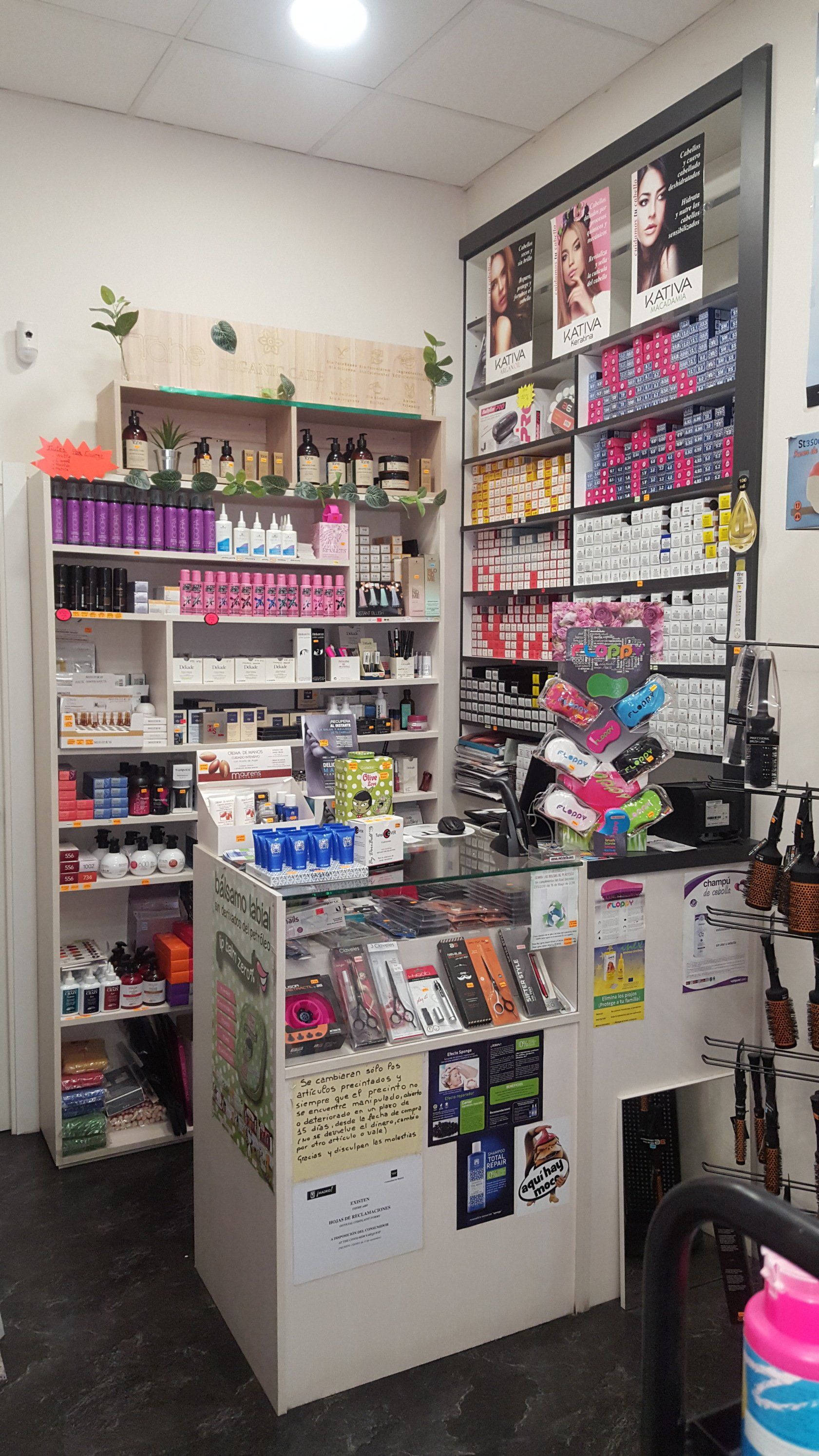 Una tienda llena de muchos productos y un mostrador.