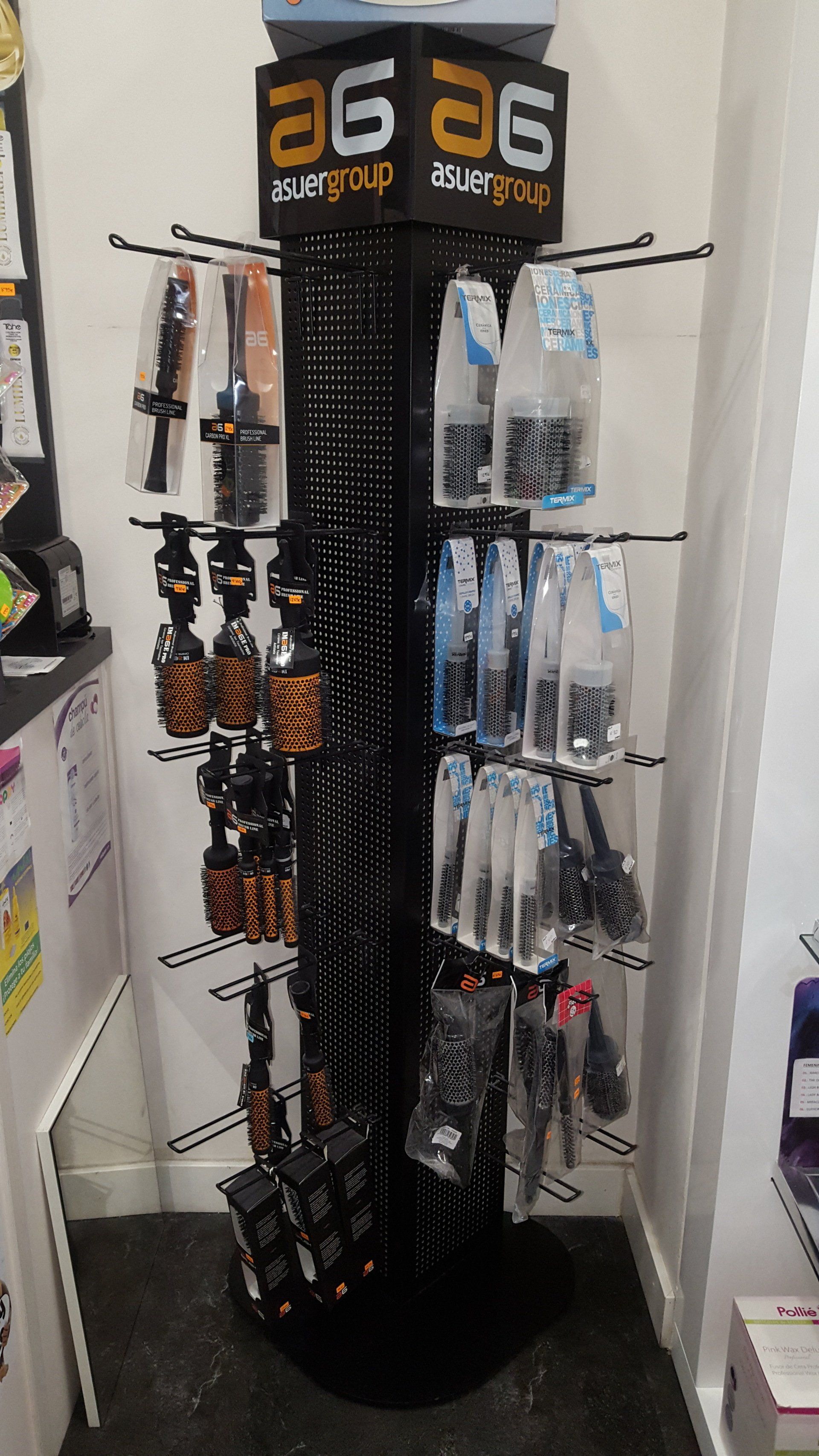 Un expositor con muchos productos en una tienda.