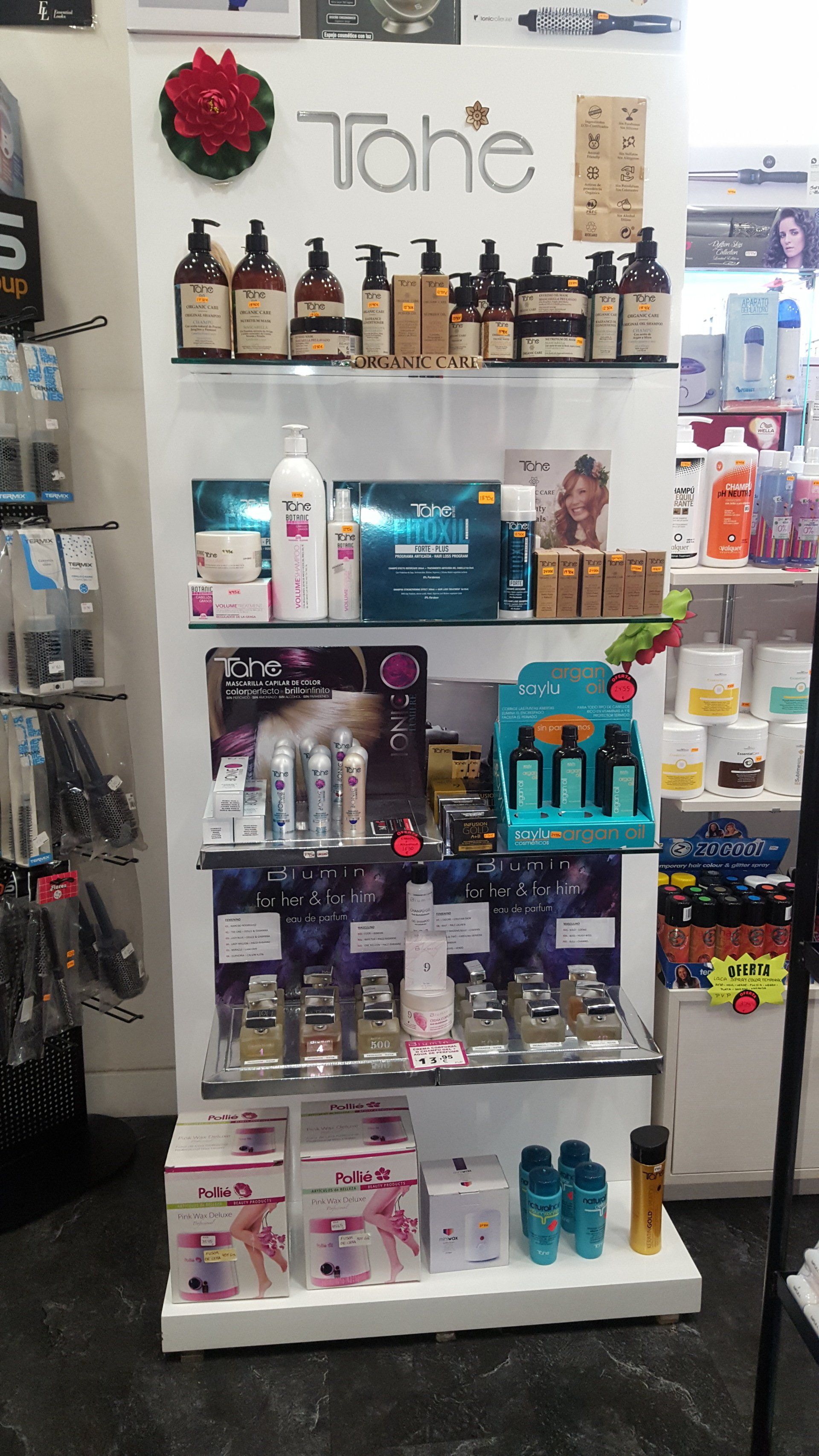 Una exhibición de cosméticos en una tienda con un cartel que dice 'tane'.