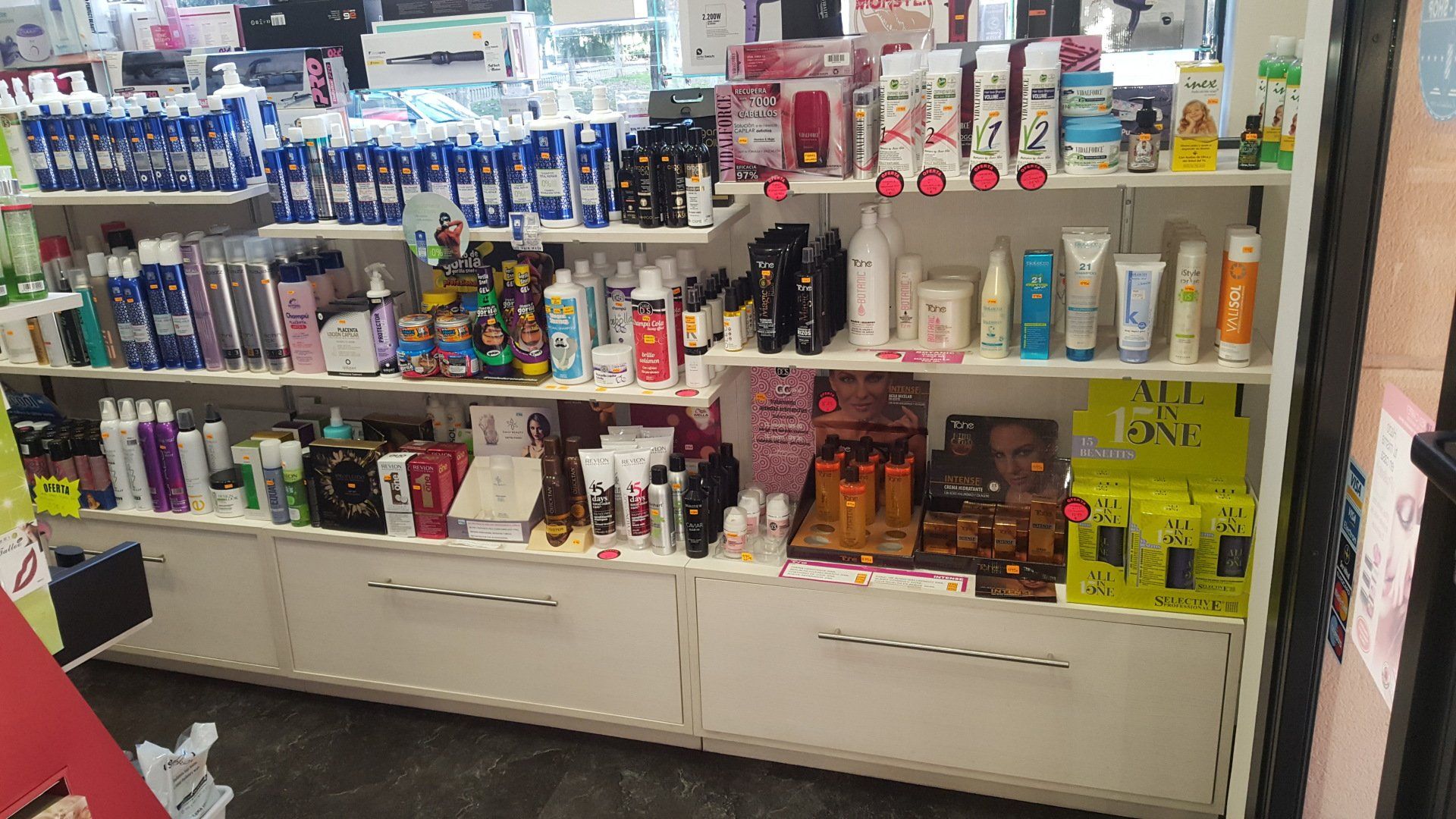 Una tienda llena de muchos tipos diferentes de cosméticos.