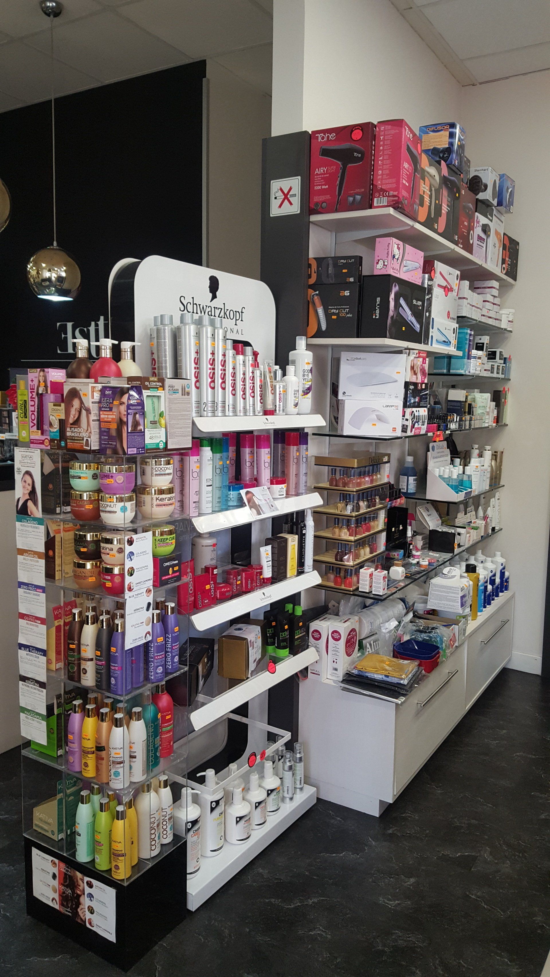 Una tienda llena de productos para el cabello en los estantes.