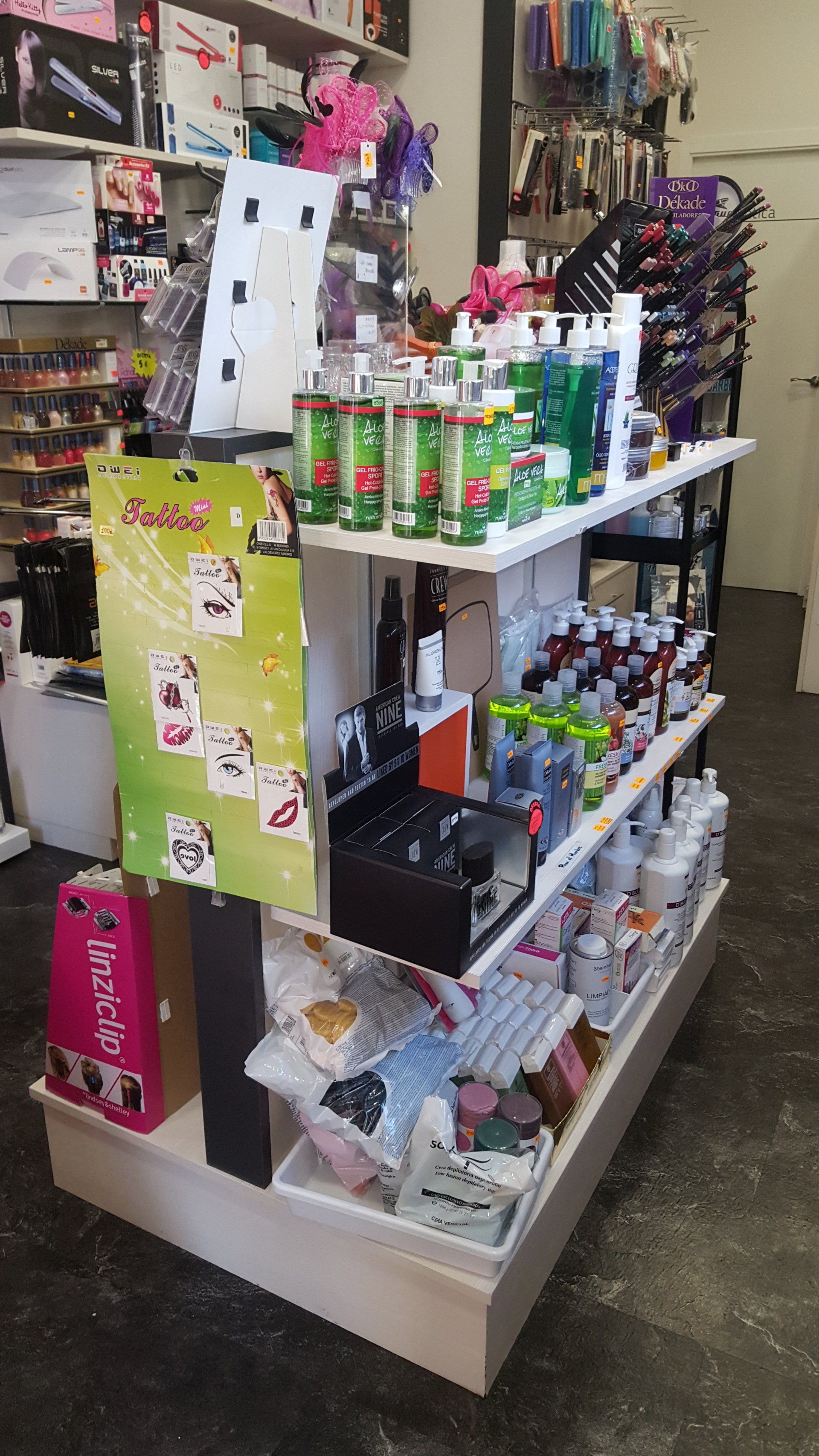 Una tienda llena de muchos productos en los estantes.