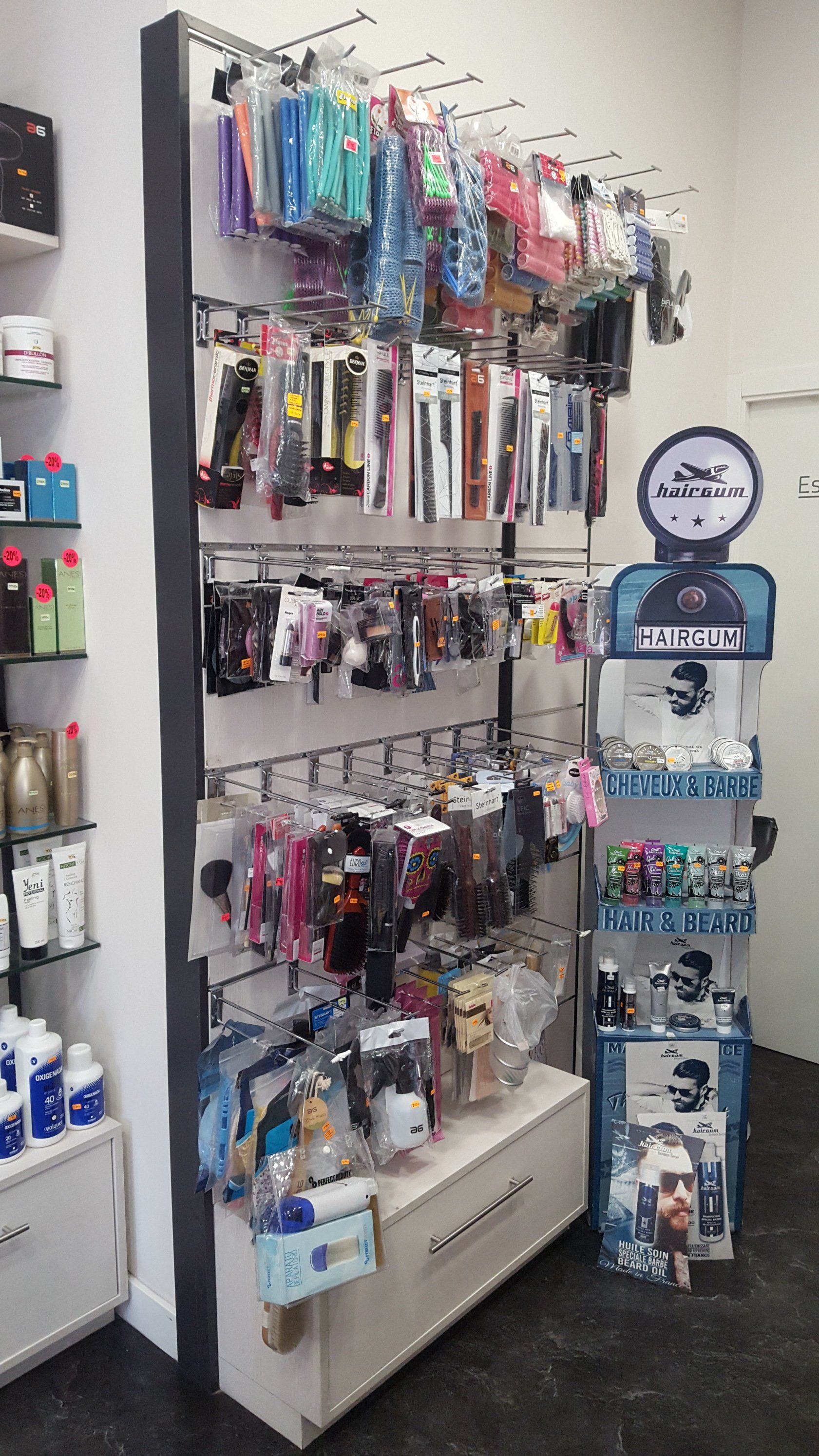 Una tienda llena de muchos tipos diferentes de productos para el cabello.