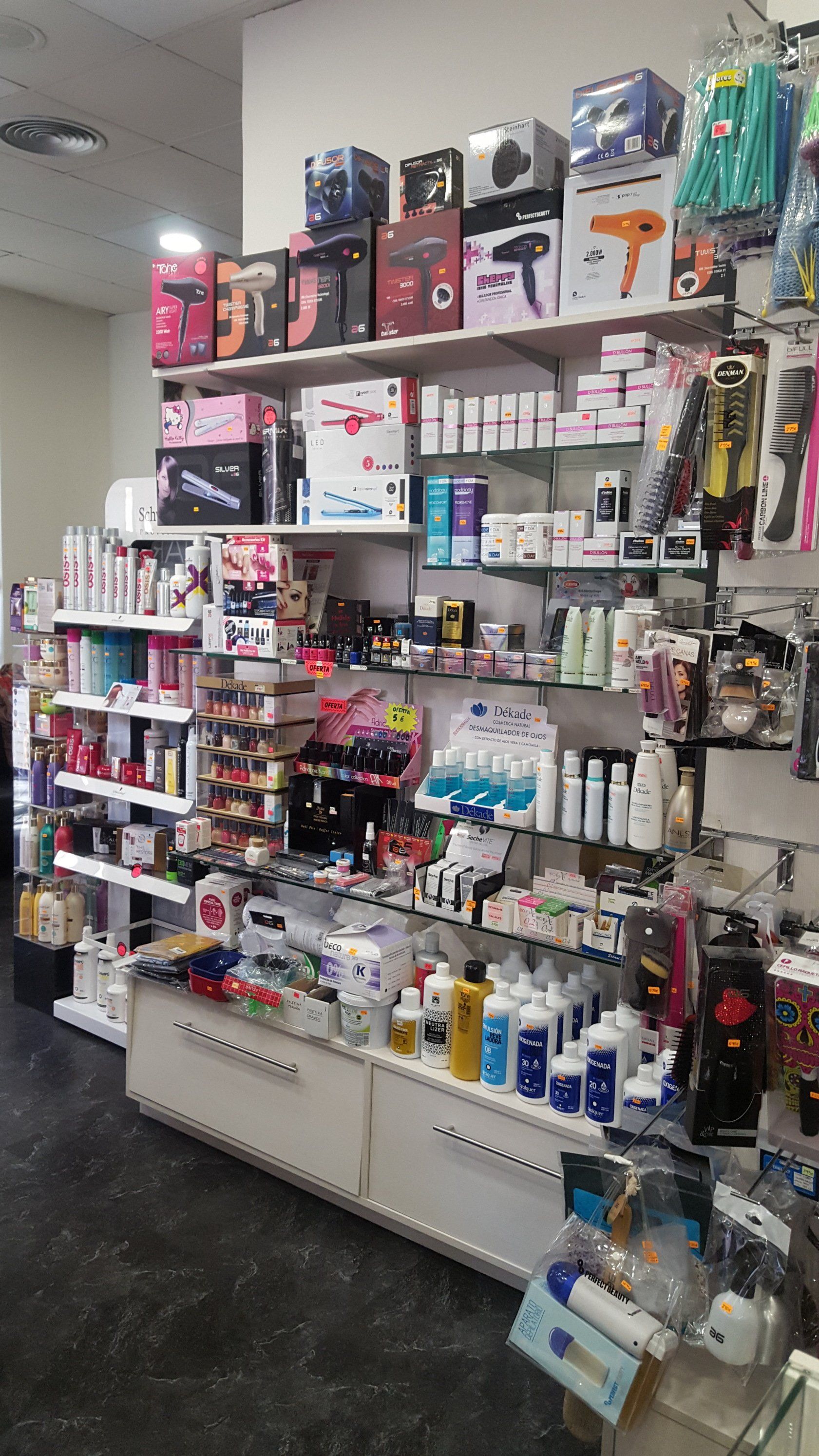Una tienda llena de productos y electrodomésticos para el cabello.