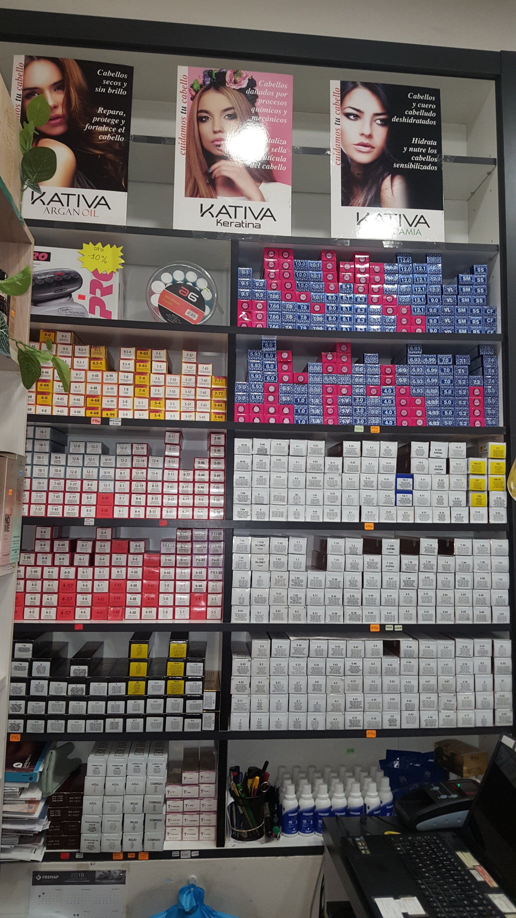 Una tienda llena de muchas cajas de tinte para el cabello.