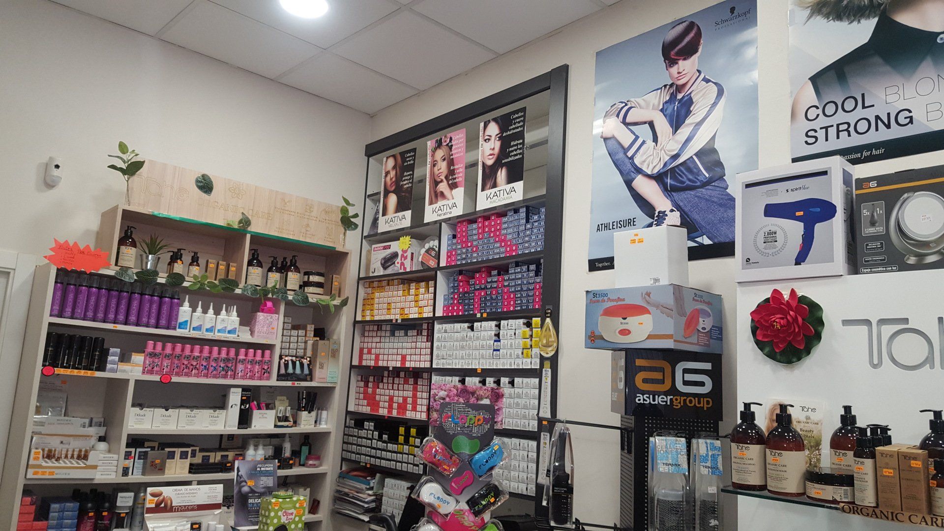 Una tienda llena de muchos cosméticos y productos para el cabello.