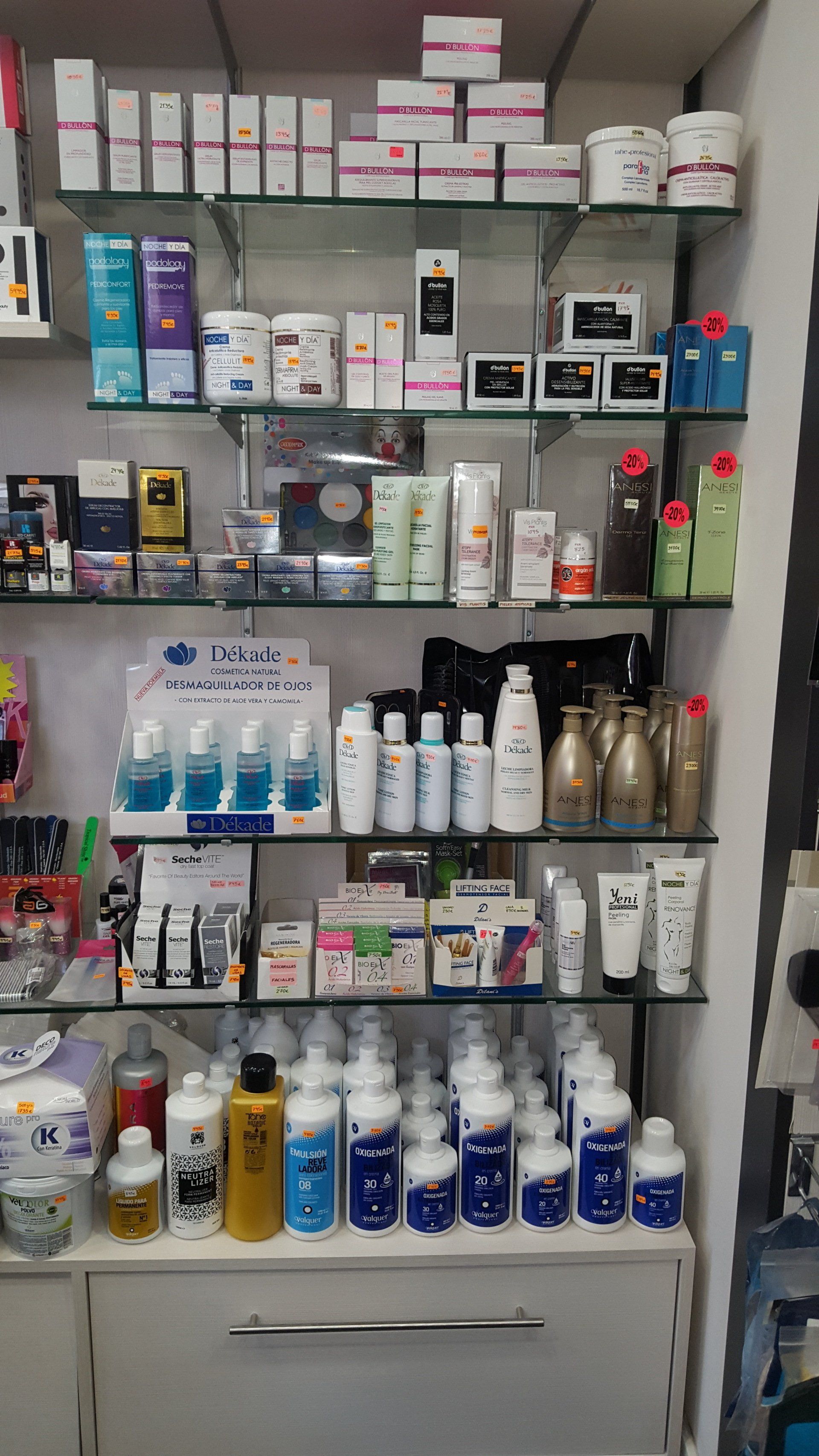 Una tienda llena de muchos tipos diferentes de cosméticos.