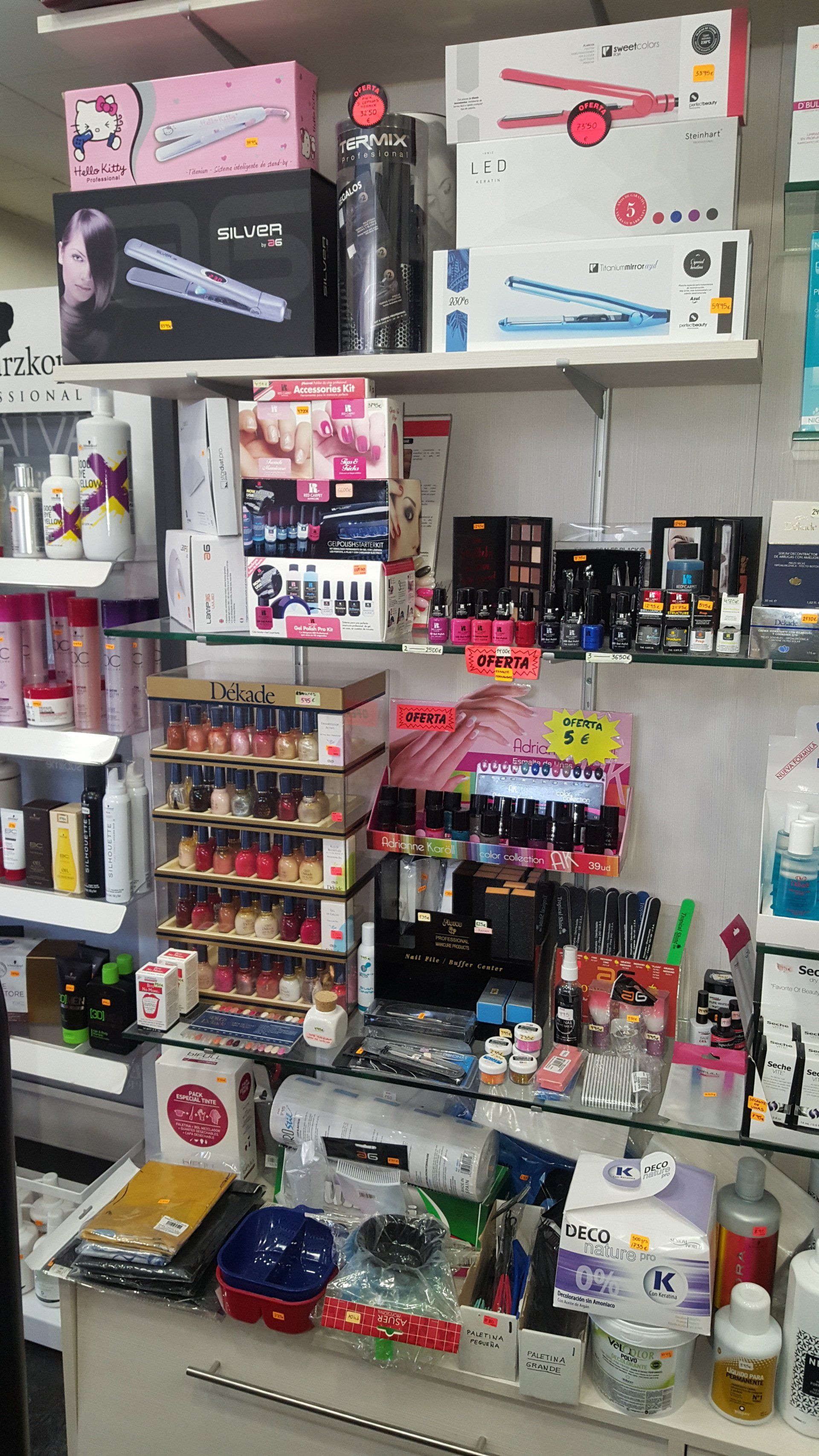 Una tienda llena de muchos cosméticos y productos para el cabello.