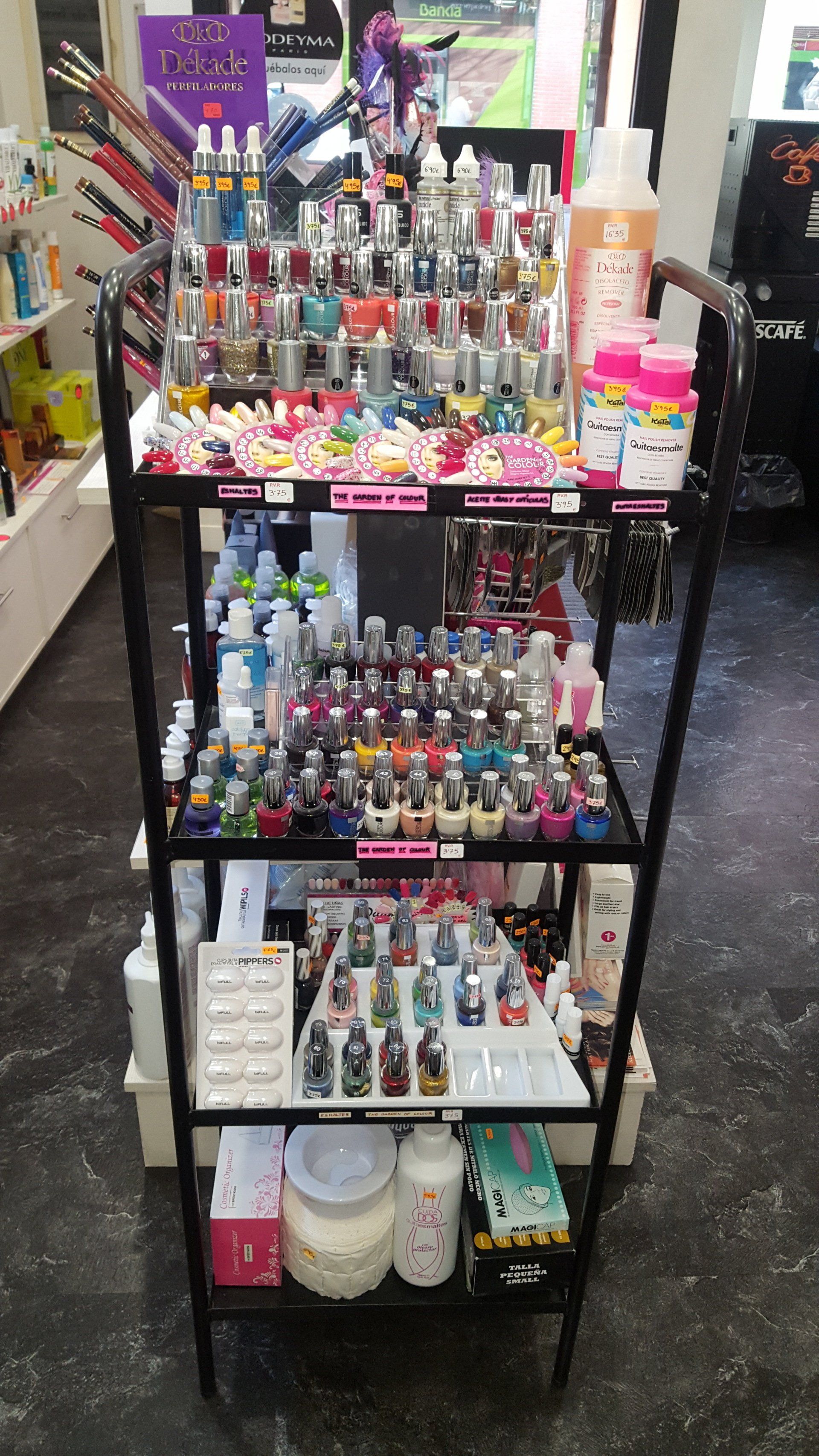 Un estante lleno de muchas botellas de esmalte de uñas en una tienda.