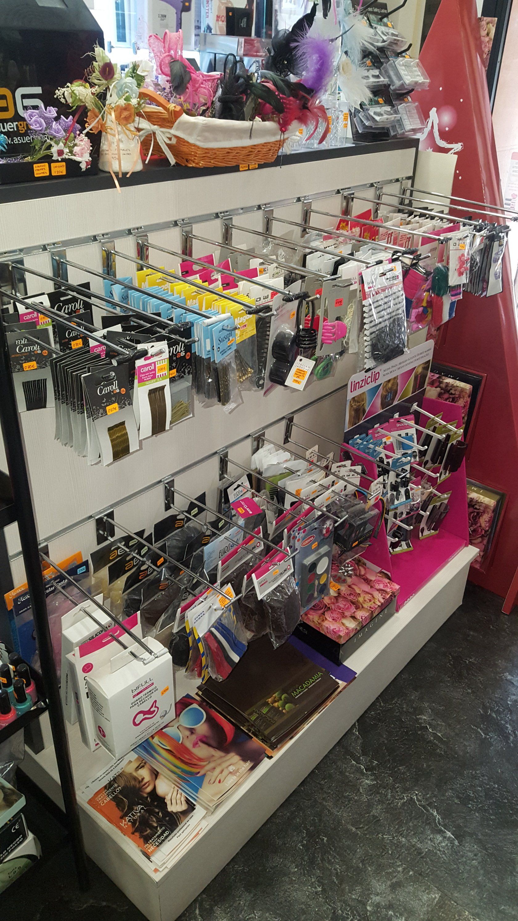 Un estante de tienda lleno de muchos artículos diferentes.