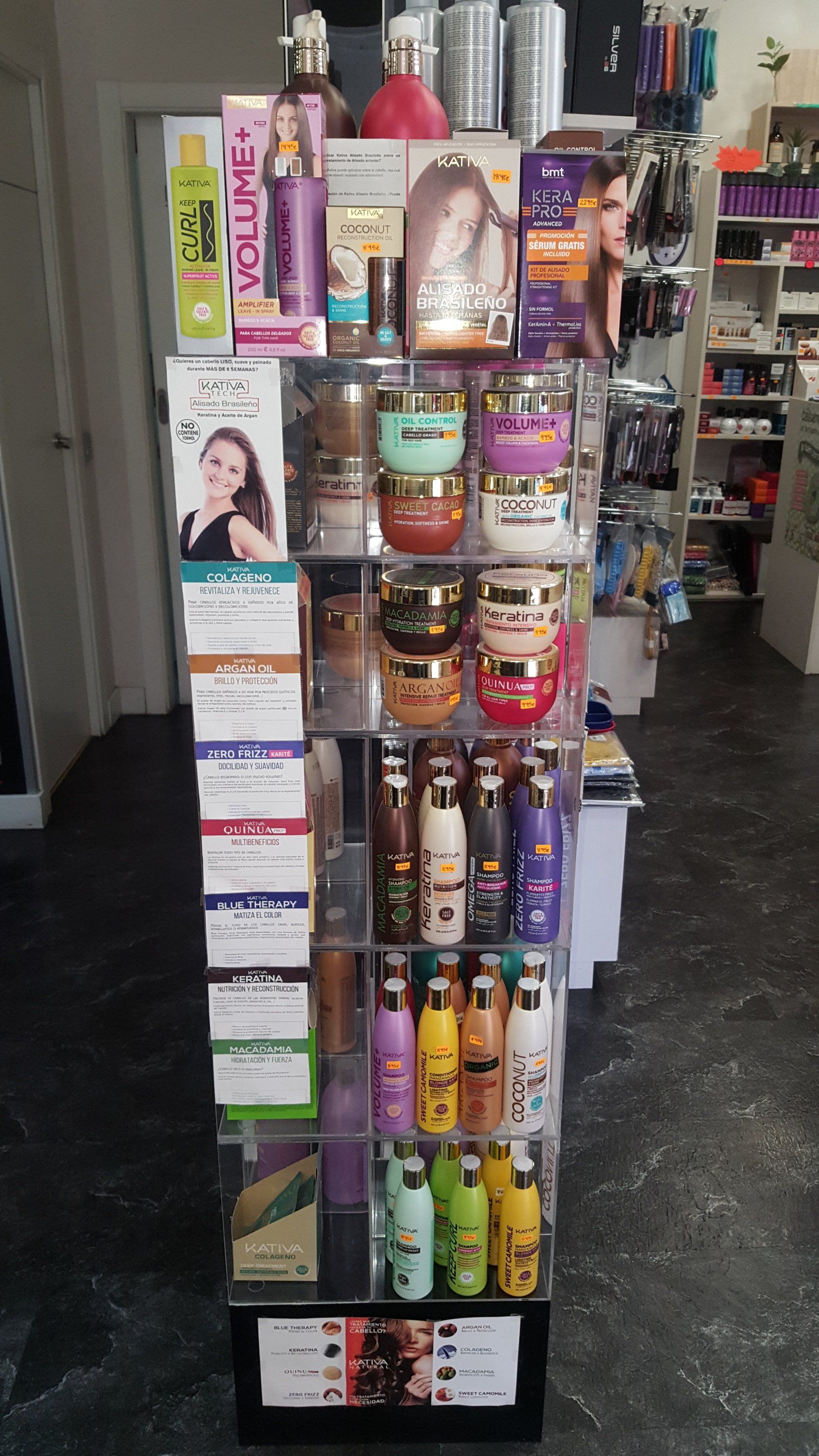 Una exhibición de productos para el cabello, incluyendo L'Oréal Volume.