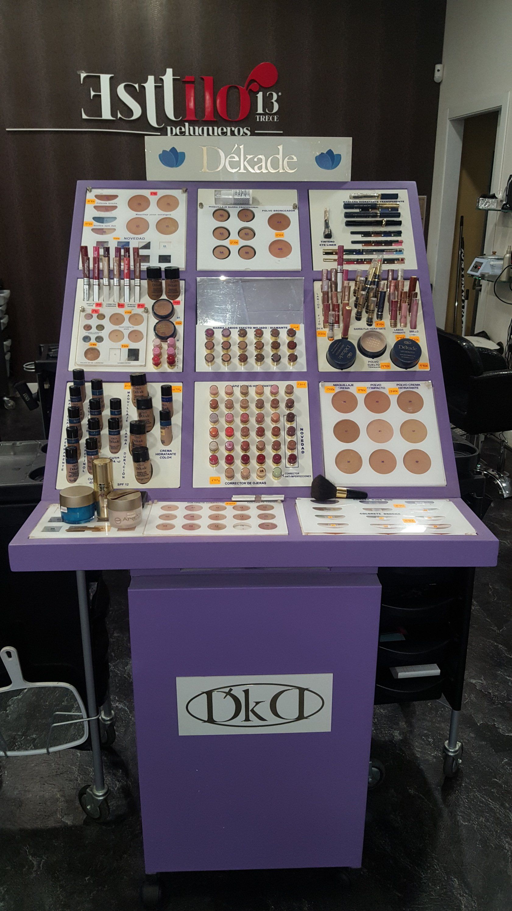Un soporte morado con mucho maquillaje.