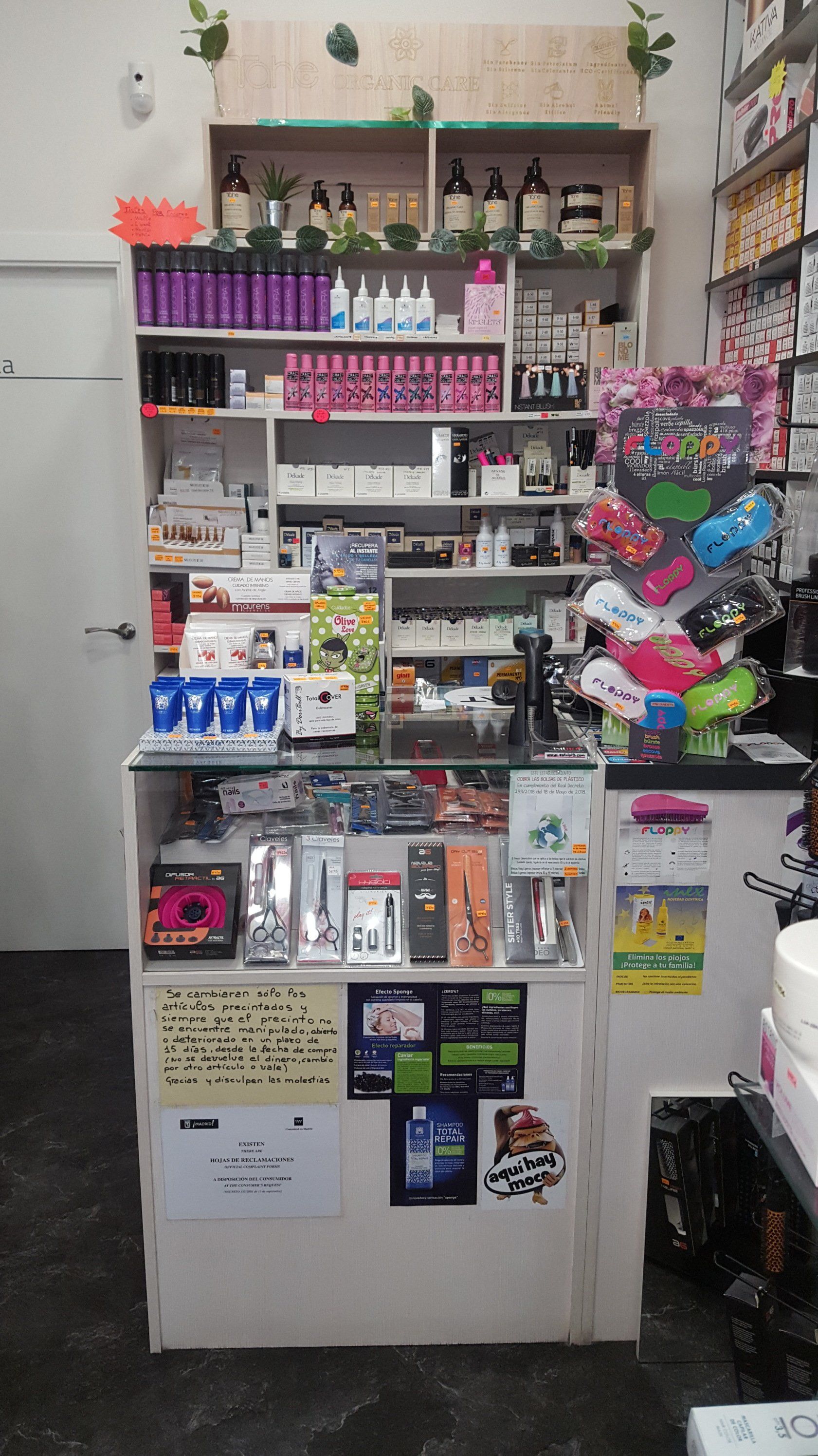 Una tienda llena de muchos productos y un mostrador.