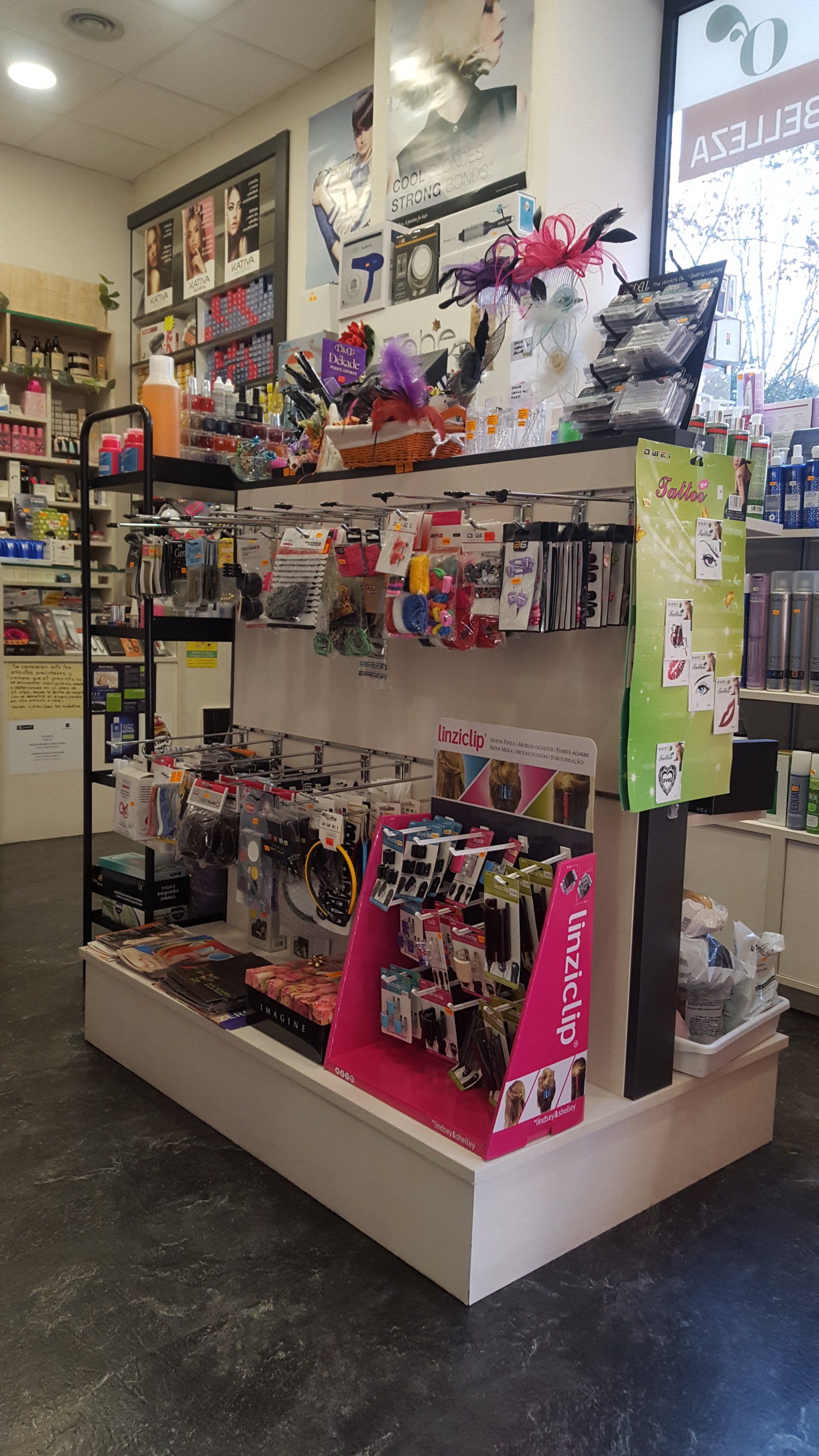 Una tienda llena de muchos juguetes para perros y gatos.