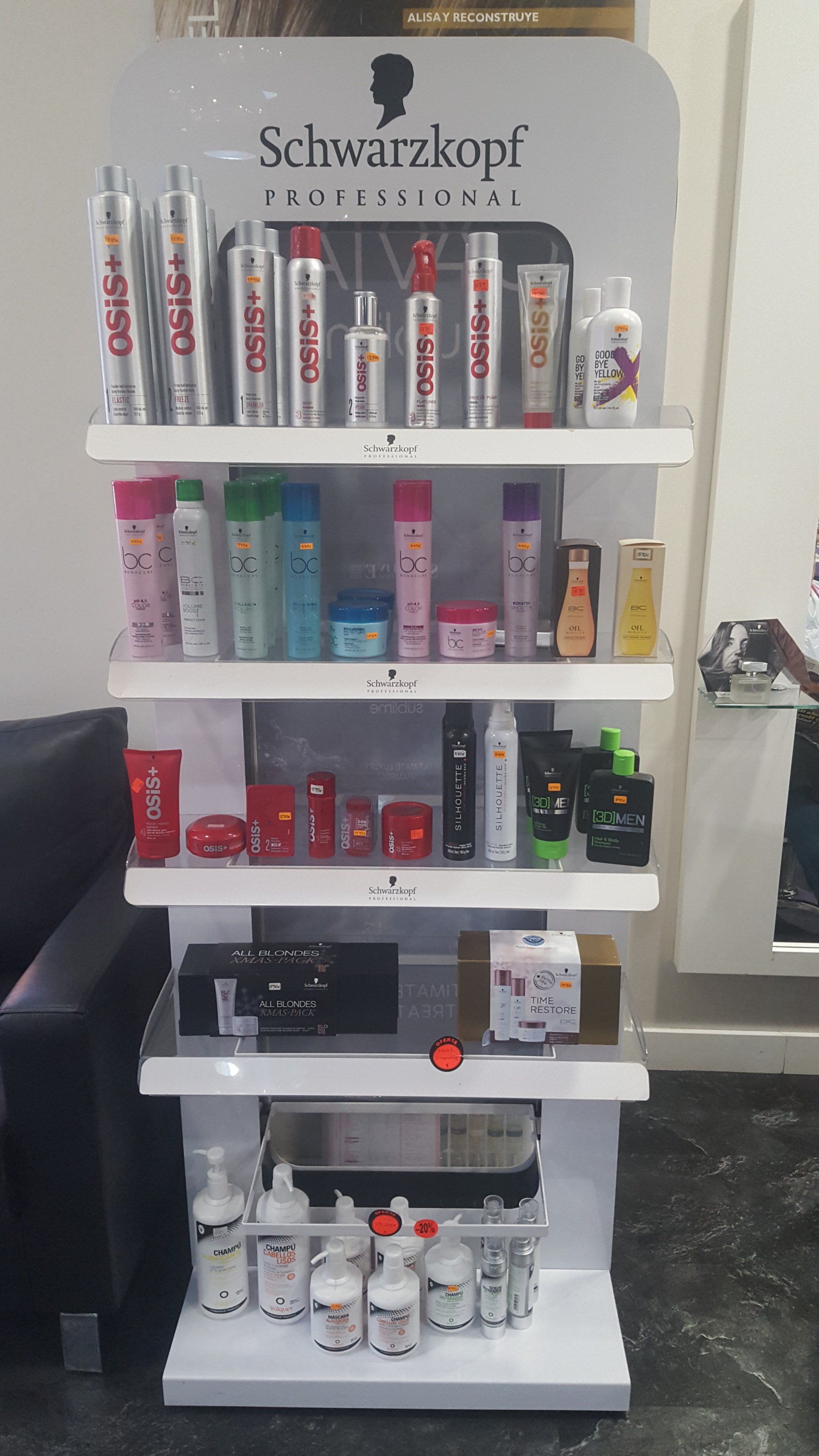 Una exhibición de productos para el cabello Schwarzkopf en un salón.