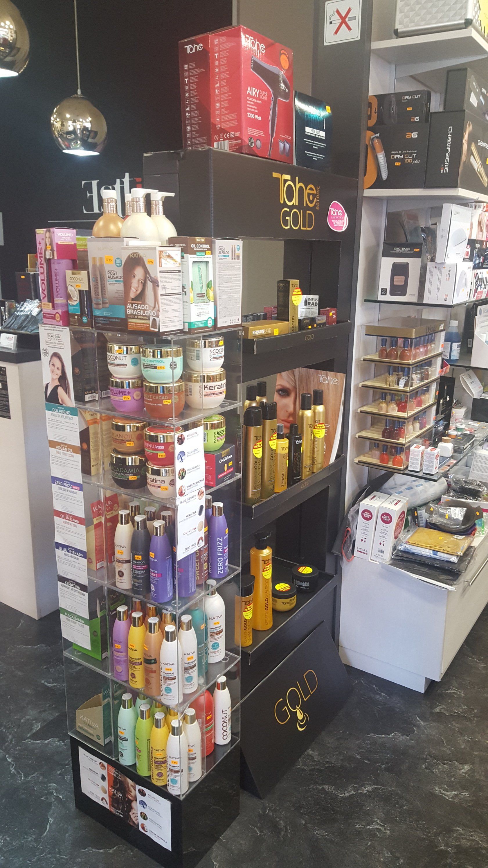 Una tienda llena de muchos productos para el cabello y un secador de pelo.