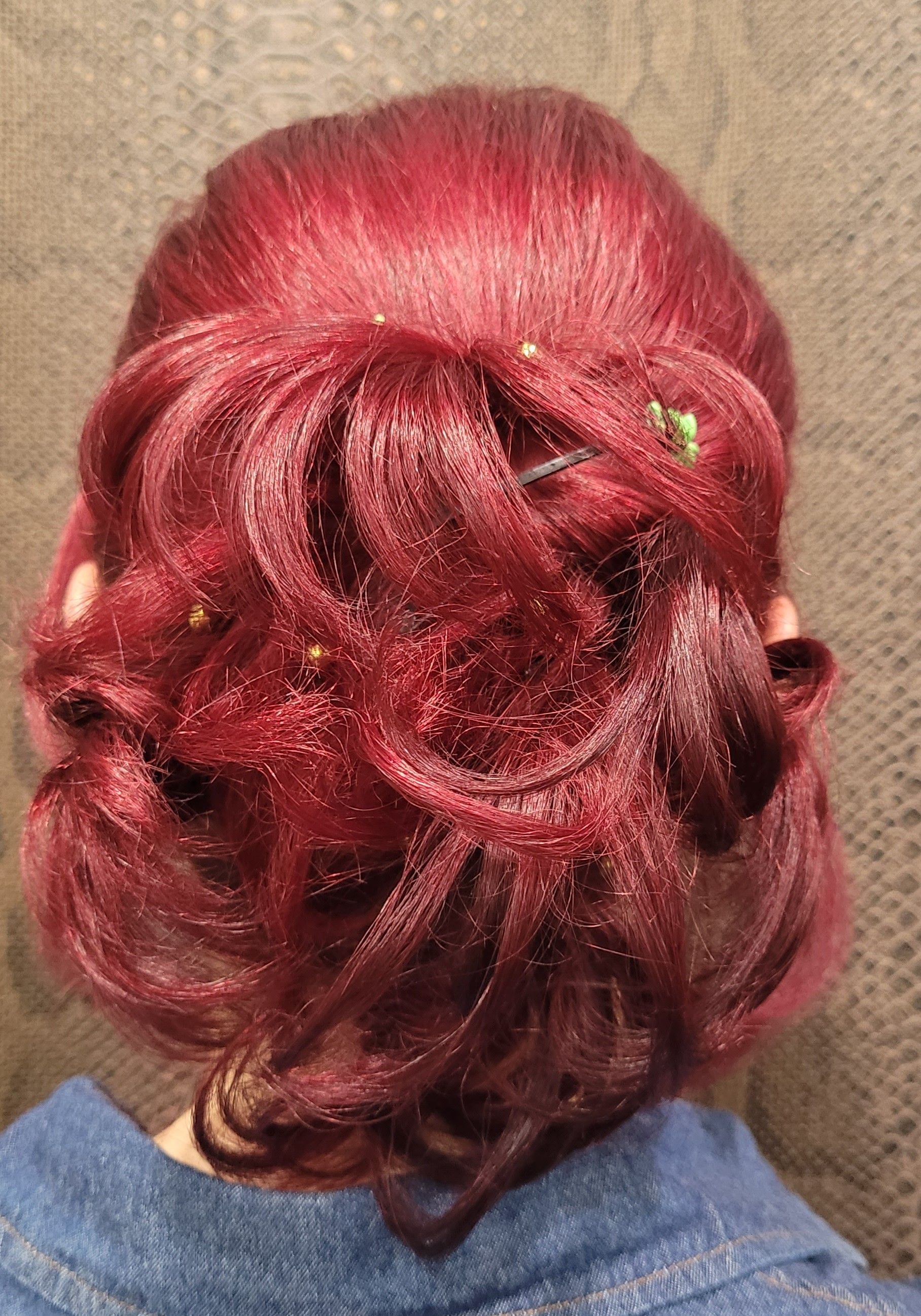 Una mujer con cabello rojo lleva un moño.