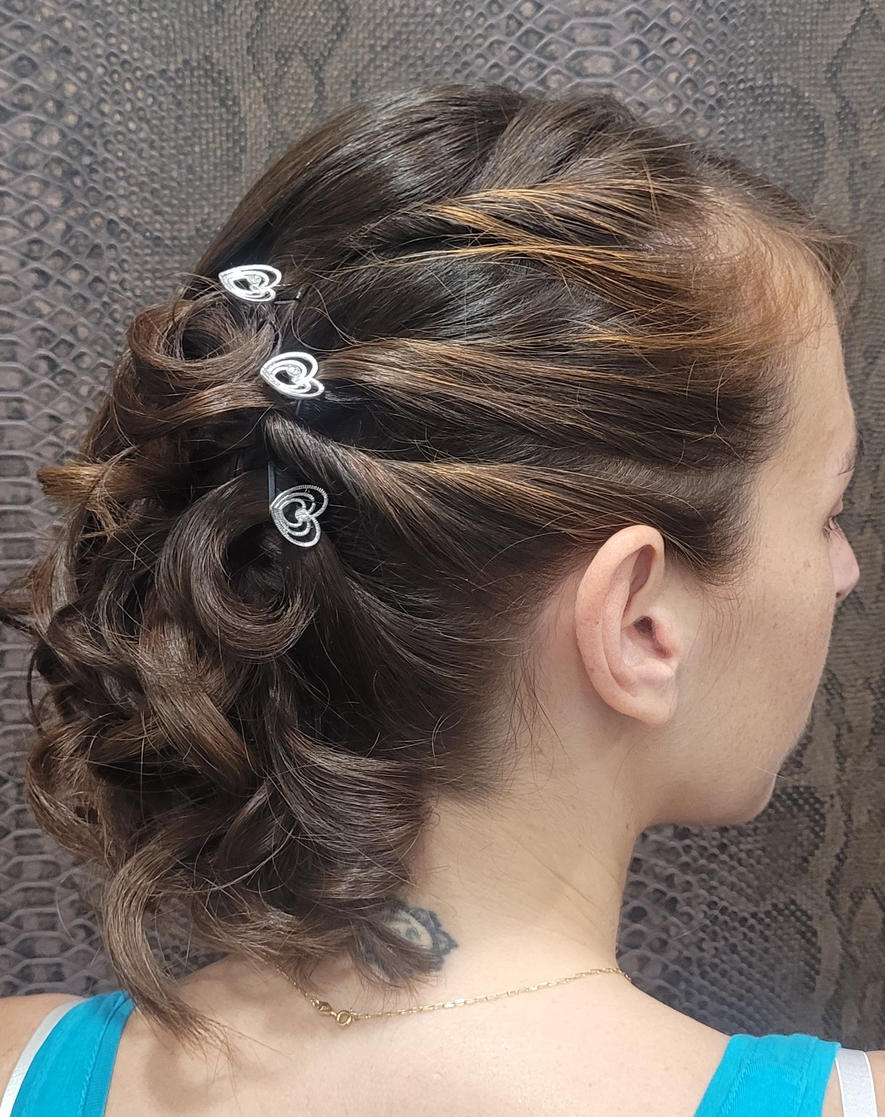 Una mujer lleva el pelo recogido en un moño con cuentas.