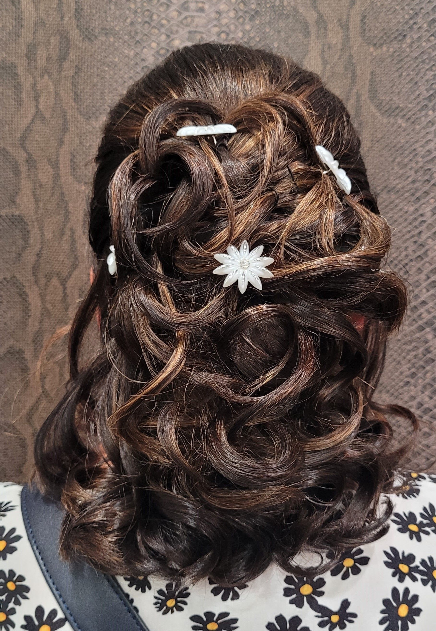 Un primer plano del cabello de una mujer con una flor.