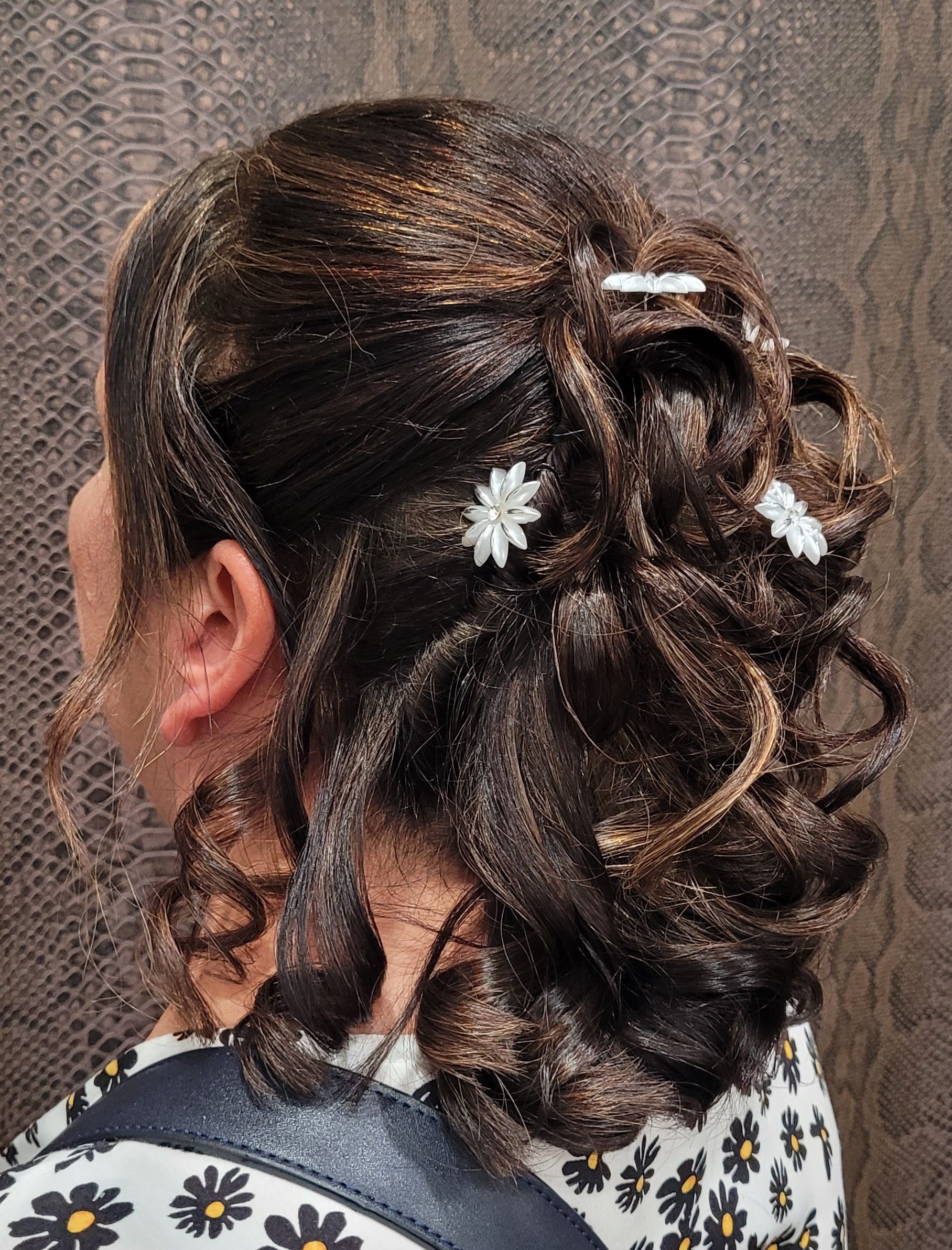 Un primer plano del cabello de una mujer con una flor.