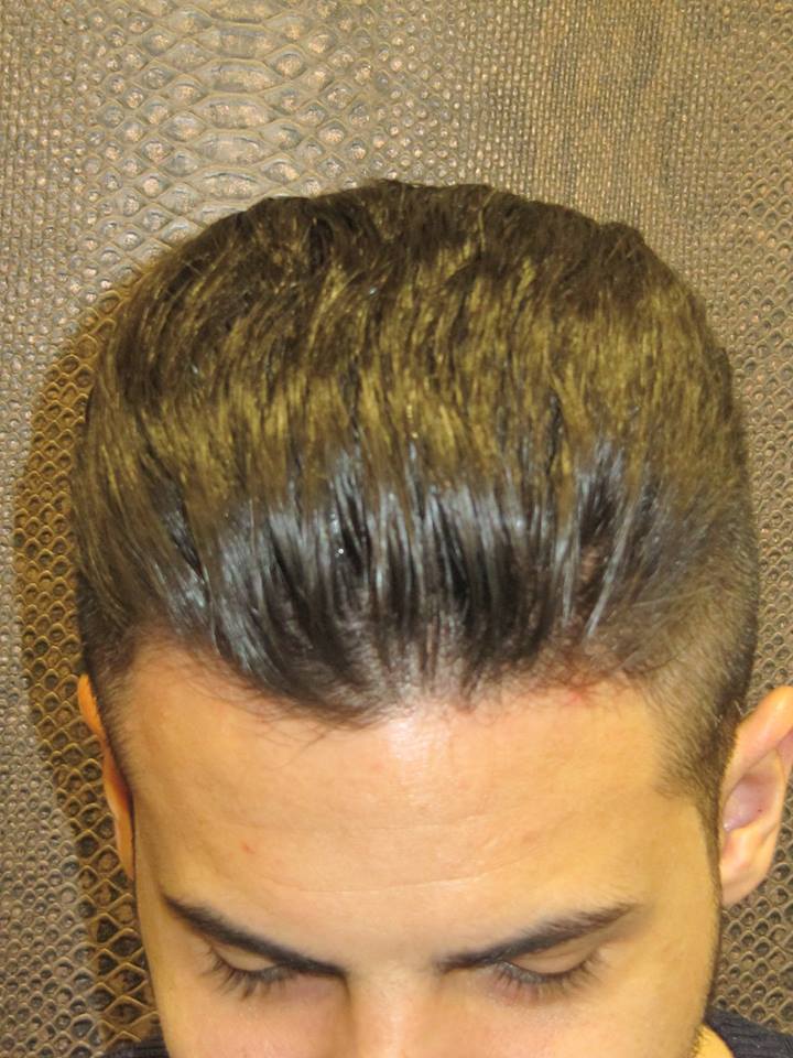 Un primer plano de la cabeza de un hombre con los ojos cerrados.