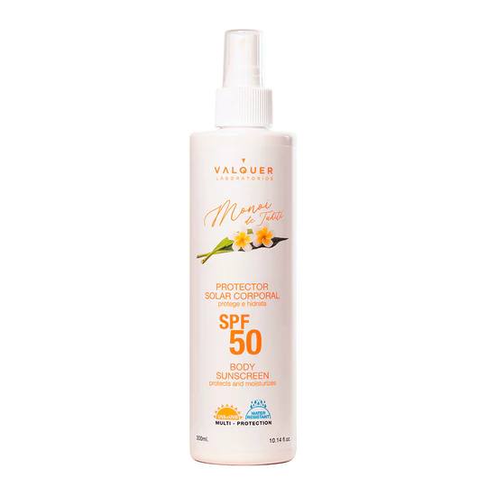 Una botella de spray de protector solar FPS 50 sobre un fondo blanco.